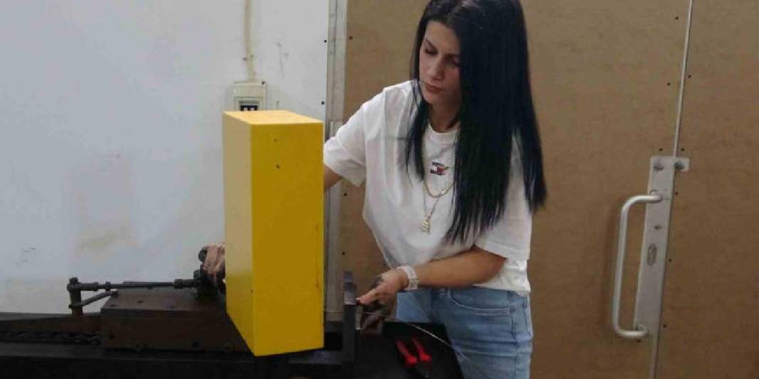 ‘Ojeli tırnaklarla yapamazsın’ dediler: Erkek egemen sektörde ustalığa yükseldi 5